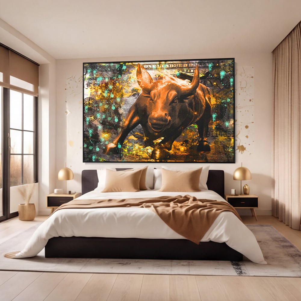 Tablou canvas cu tablou canvas cu taur si dolar, in rama de aluminiu negru, pe perete intr-un dormitor